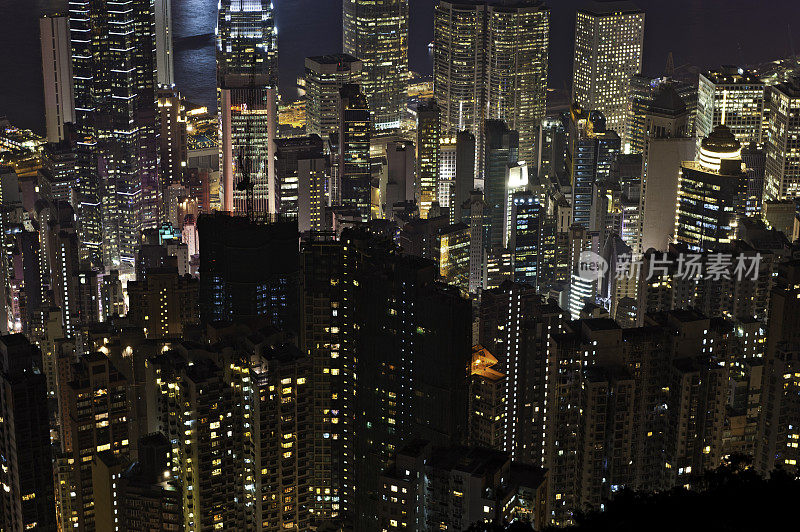 未来的霓虹夜市高楼摩天大楼城市景观香港