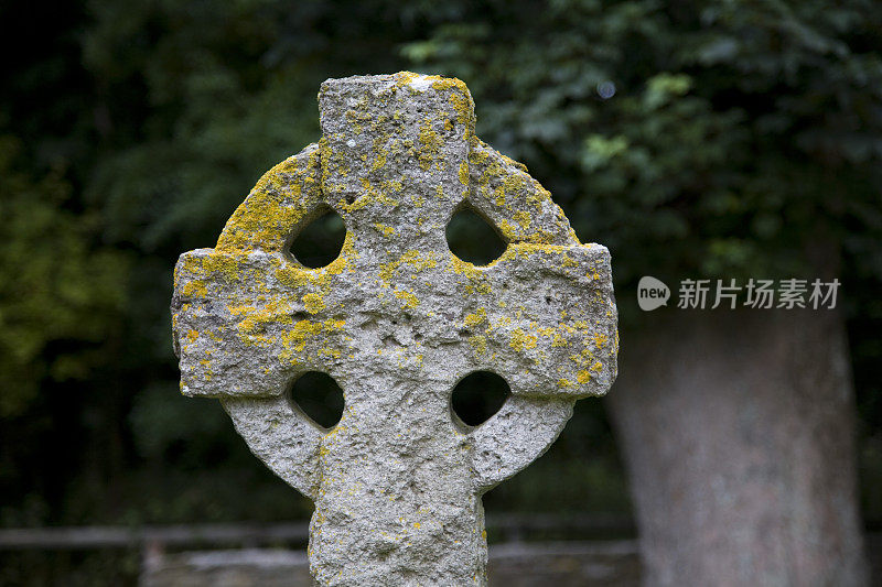 英格兰墓地中的凯尔特十字架
