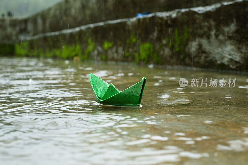 绿色的纸船漂浮在水上