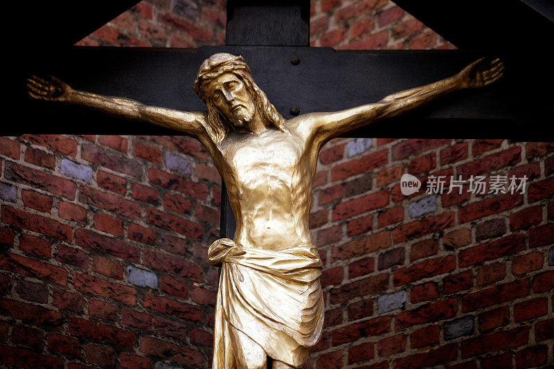 十字架上的黄金耶稣基督