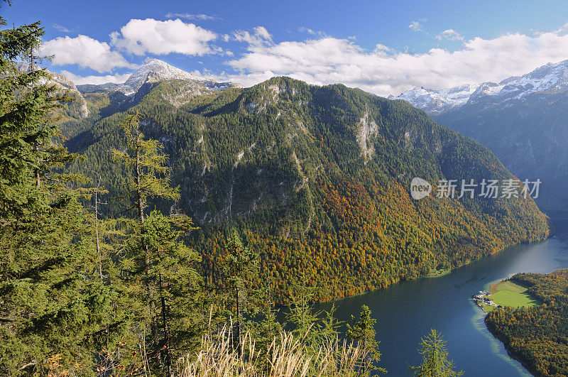 令人敬畏的秋天山湖景观蓝色多云的天空