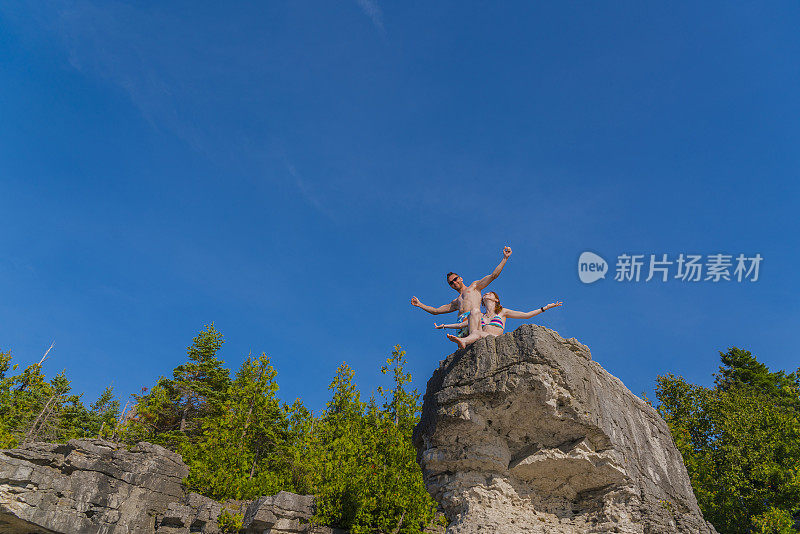 托博莫里的悬崖上，一名年轻男子和一名少女