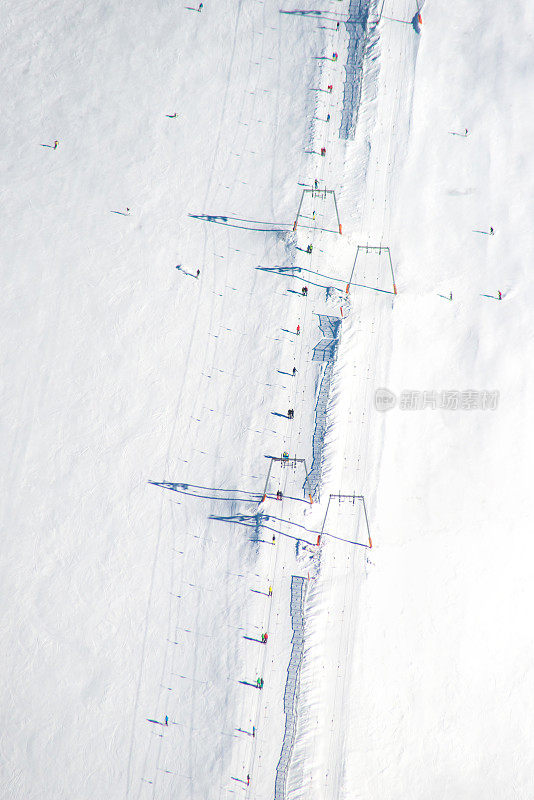 齐勒塔尔腹地的雪山山峰