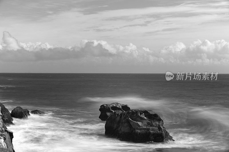 海浪冲击着海岸岩石