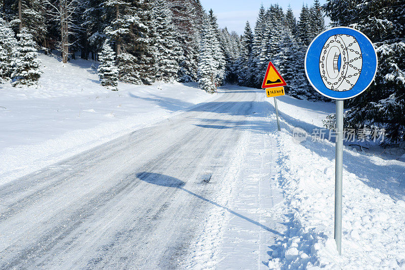 道路在阳光明媚的冬日——横