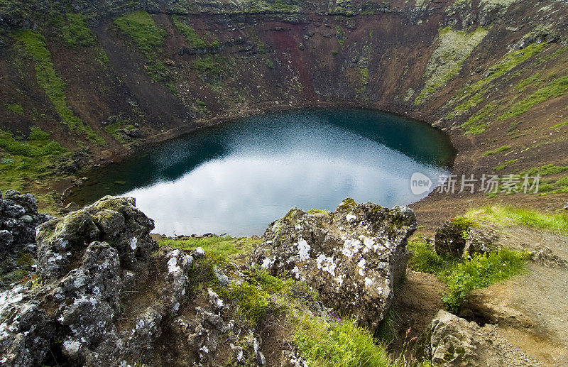 火山口充满了水