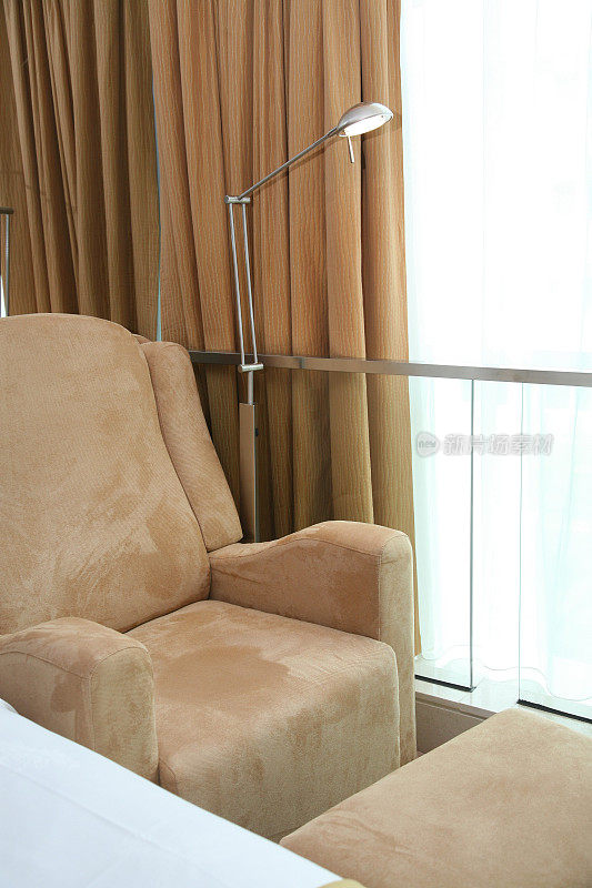 酒店房间靠窗的扶手椅