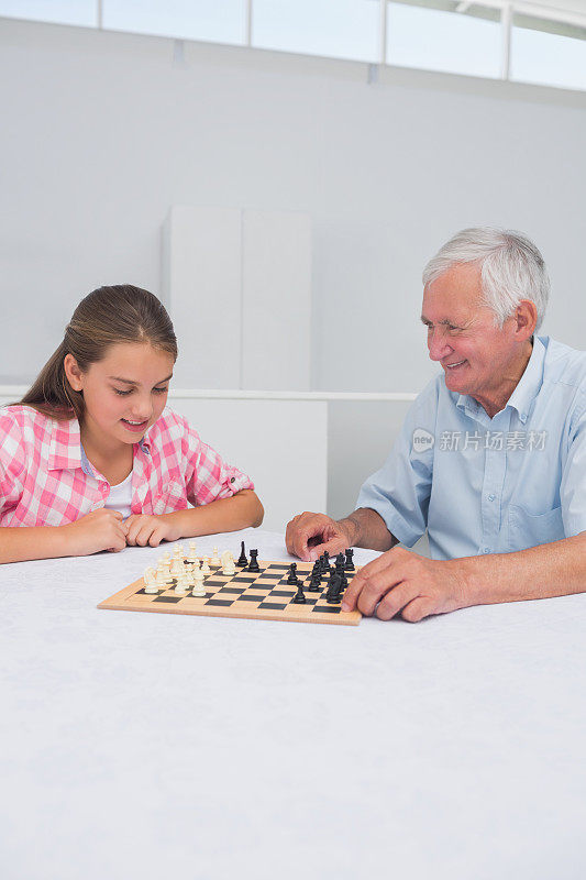 孙女和爷爷在下棋
