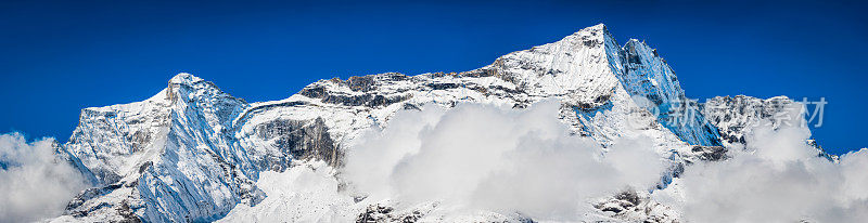 喜马拉雅山白皑皑的山峰，山峰的全景，蓝色的高空天空
