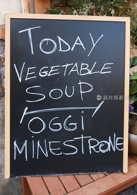 今天意大利乡村黑板上的蔬菜汤菜单