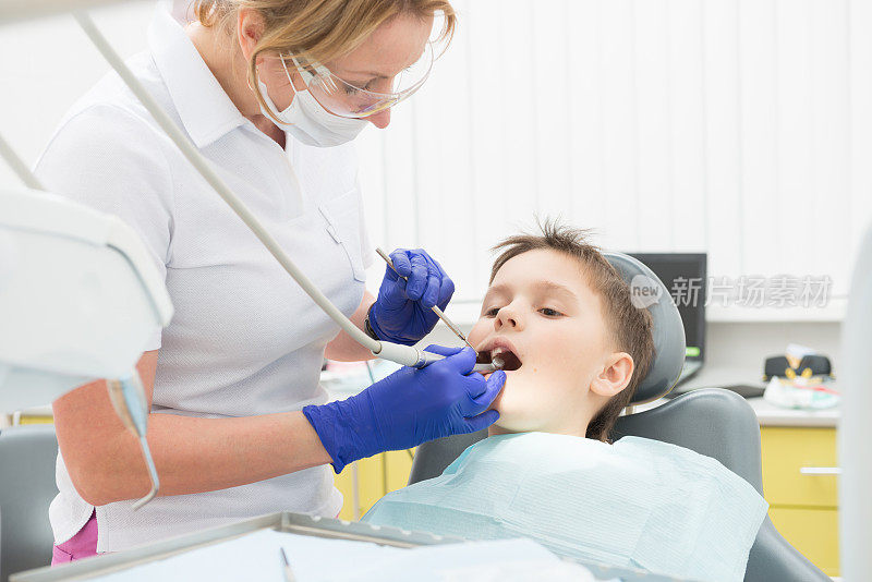 这男孩在牙医那里治疗牙齿