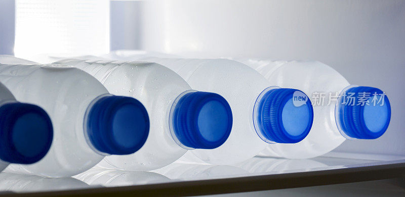 瓶装水放在冰箱里
