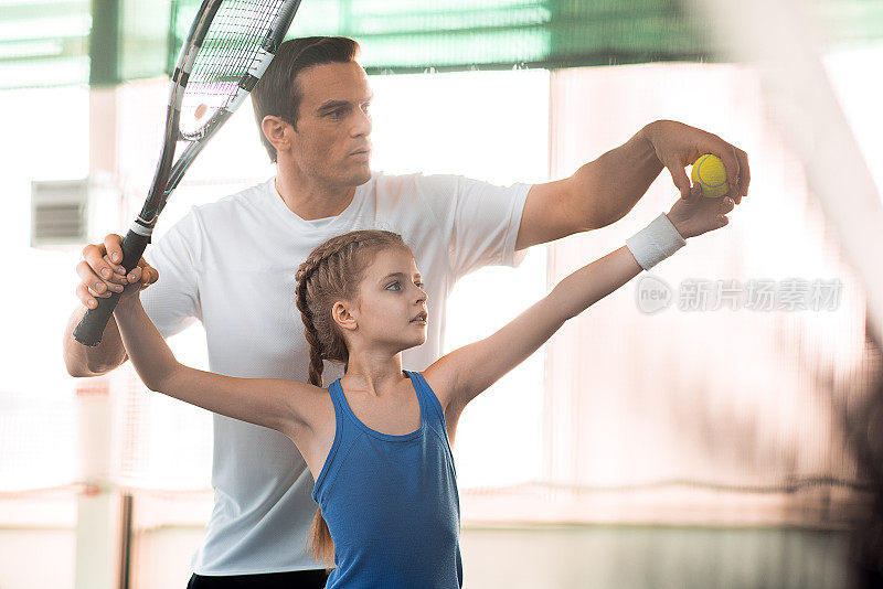 活跃的家庭在球场上打网球