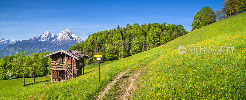 阿尔卑斯山的春日风光与传统的山间小屋
