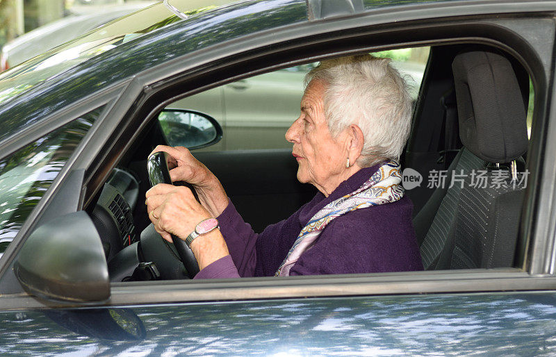 开车的老妇人