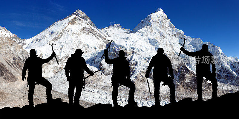 珠穆朗玛峰和洛子山以及登山者的剪影
