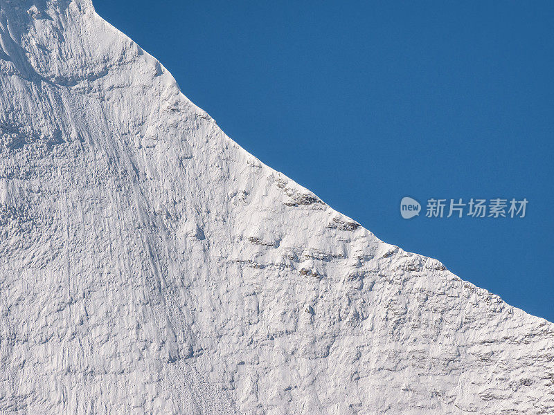 一个晴朗的日子，中国四川稻城亚丁国家公园，查诺山的雪峰。
