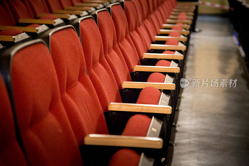 空荡荡的剧院里的红扶手椅