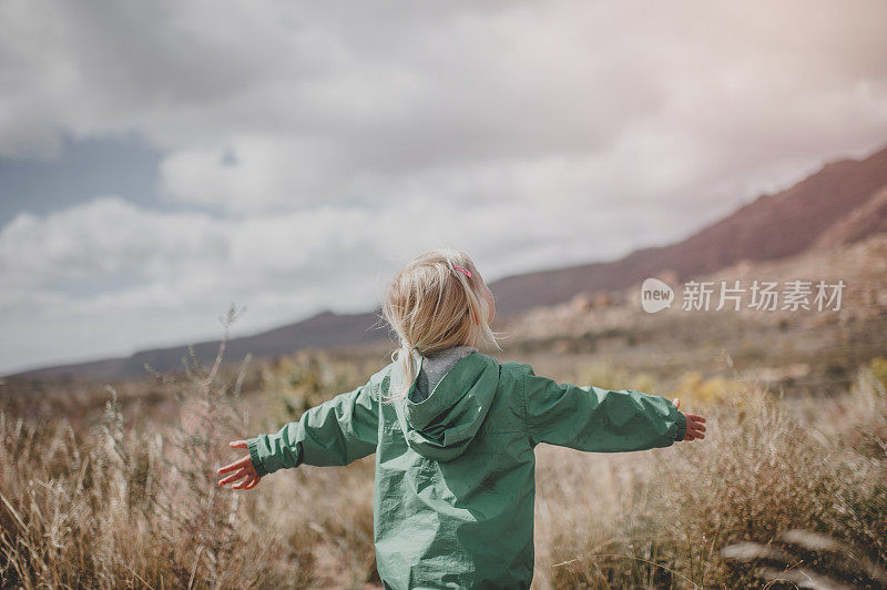 举起手臂的女孩在自然中后视镜闪光