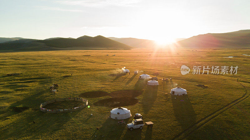 日落时蒙古蒙古包社区的鸟瞰图。