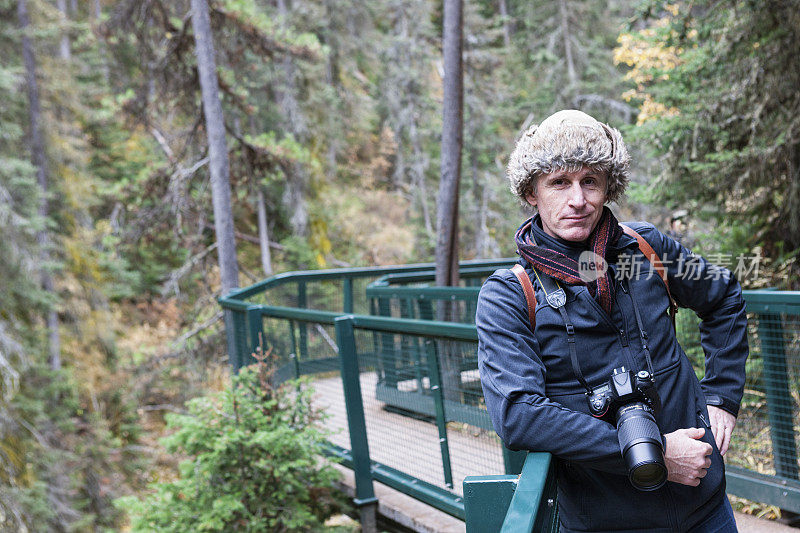 在加拿大落基山脉徒步旅行的成熟男子