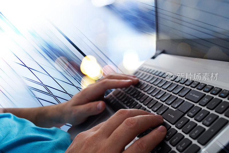 一个男人的手在办公室的笔记本电脑键盘上打字。在网上浏览信息的人。自由博客，它支持概念