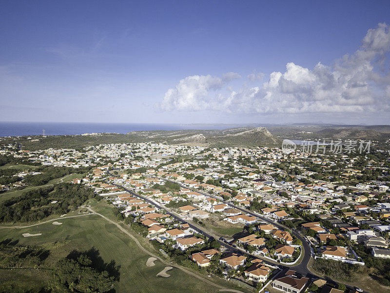 在库拉索岛的住宅区和高尔夫球场的鸟瞰图