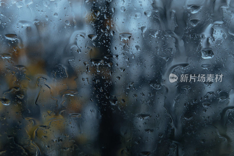 多雨的窗口