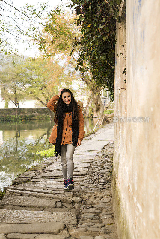 背包客们在中国的古村落里旅行