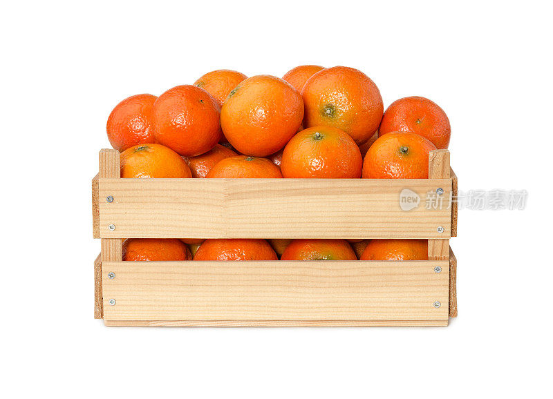 新鲜的橘子装在木箱里
