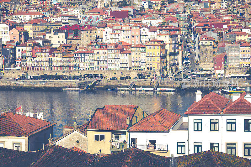 葡萄牙波尔图新盖亚别墅屋顶上的杜罗河和里贝拉河。