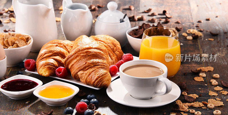 早餐配有咖啡、果汁、牛角面包和水果