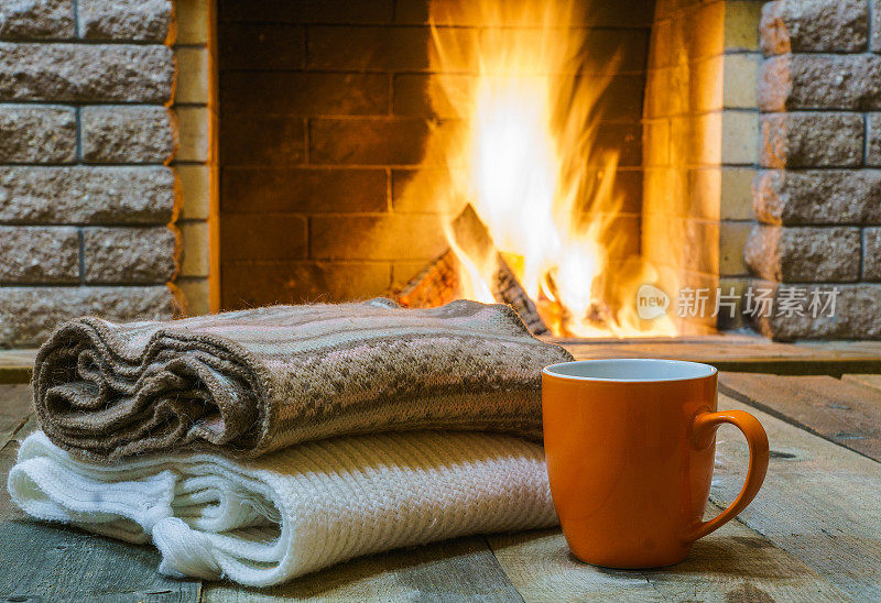 用来喝茶或咖啡的杯子，羊毛制品，放在舒适的壁炉旁。