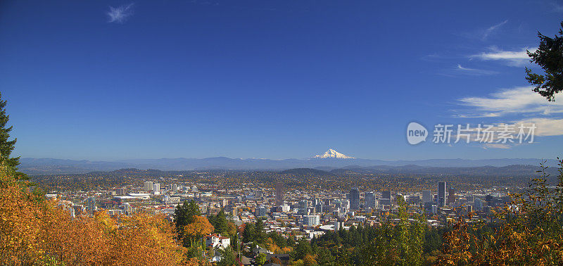 秋季胡德山与波特兰俄勒冈的天际线全景