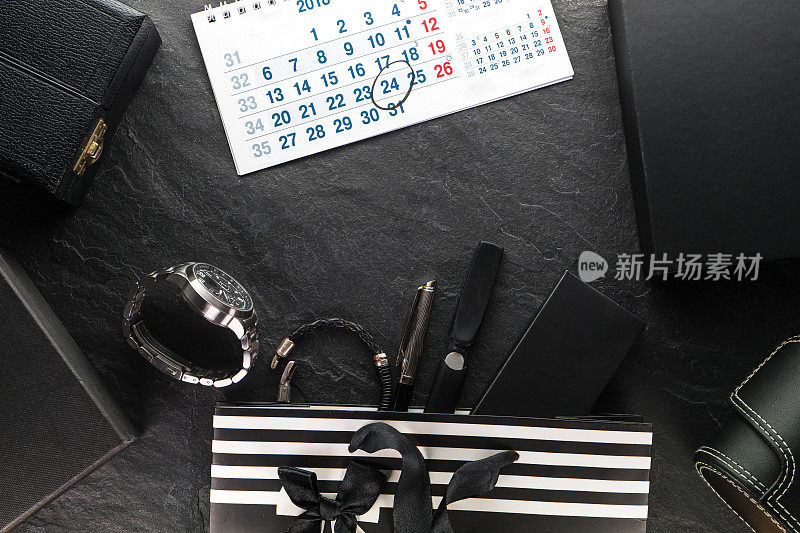包装上有一个黑色的蝴蝶结和一个时钟，各种盒子，日历