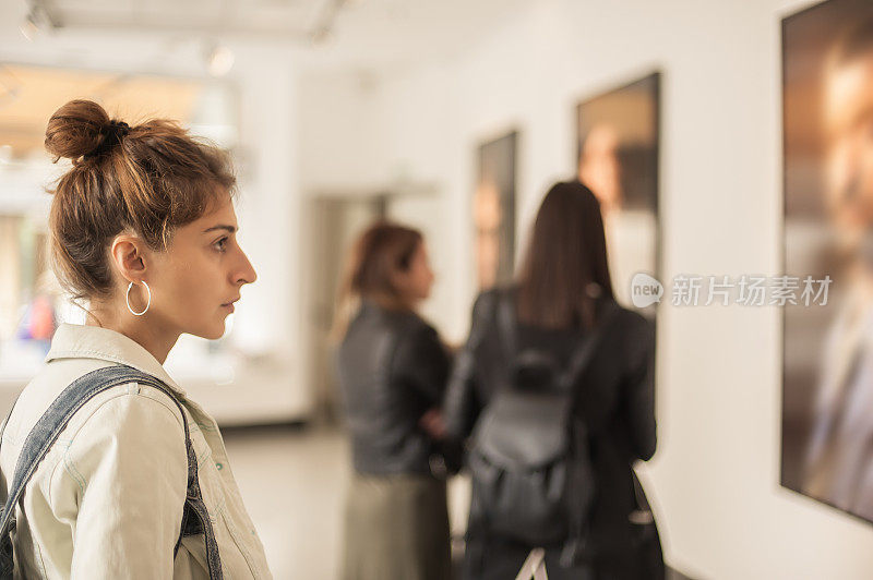 一群在美术馆看现代绘画的妇女