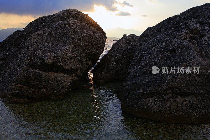 岩石海滩黎明