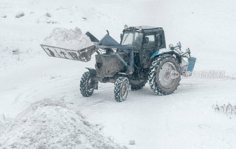 拖拉机清理溜冰场的积雪