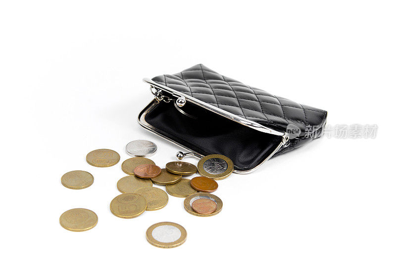 白色背景上旧钱包里的硬币。的空钱包。退休后贫困的概念。