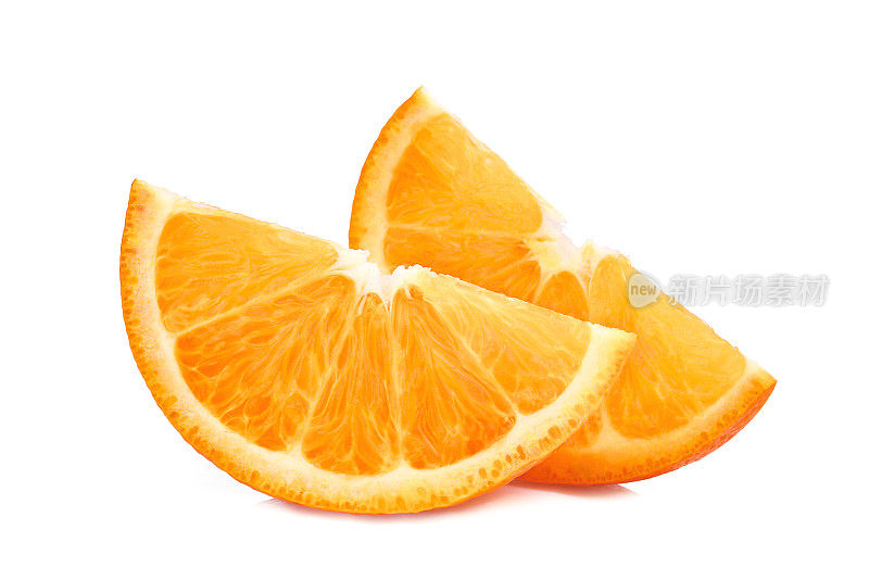白色背景上分离出两个切片的新鲜橙子