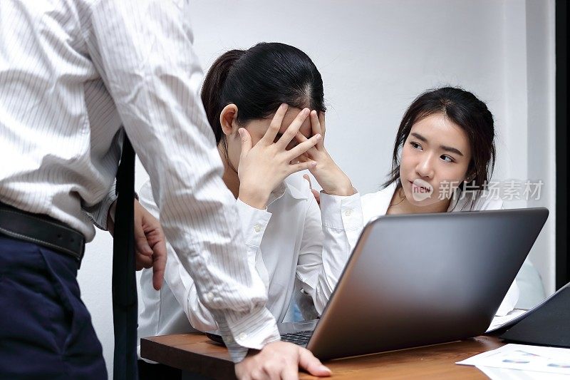 职场上，焦虑抑郁的年轻亚洲职场女性常被老板指责。