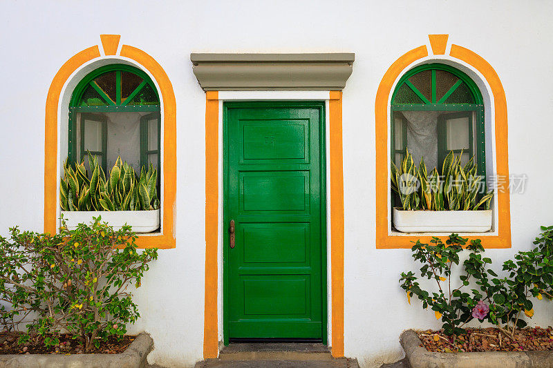 在大加那利岛的莫根港，门和窗户都用彩绘装饰。