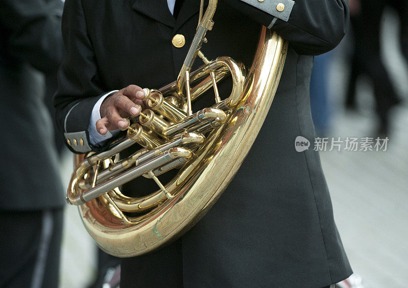 穿西装的男人吹小号