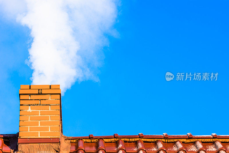 现代房屋屋顶有烟囱冒烟、冬季空气污染和烟雾、生态问题