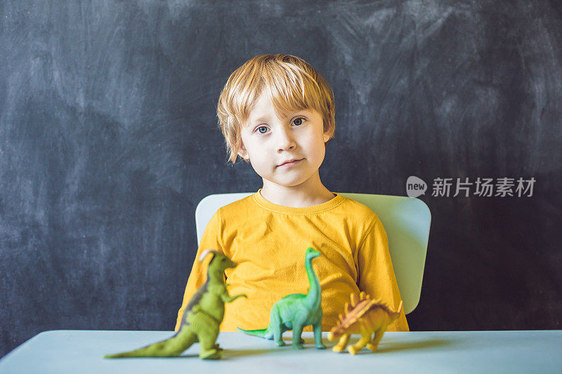 男孩以古生物学家的身份展示恐龙