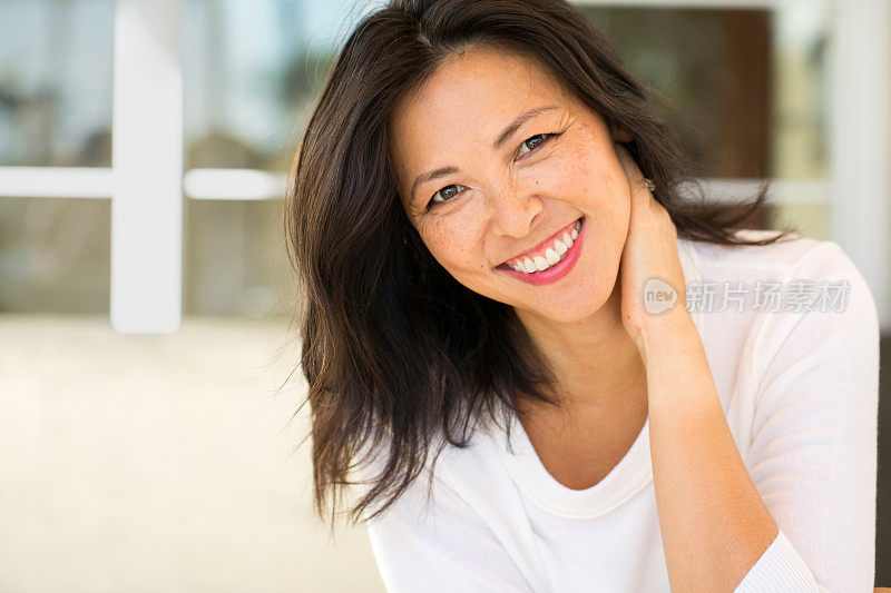 一个微笑的亚洲女人的肖像。