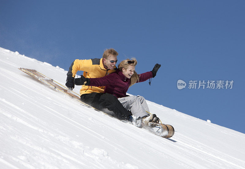 年轻夫妇乘雪橇