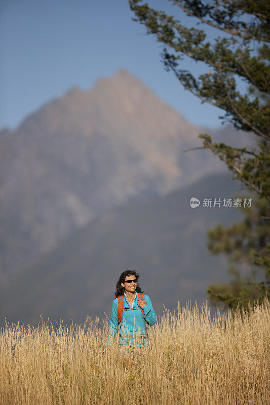 在加拿大阿尔伯塔的落基山脉背包徒步旅行的女人