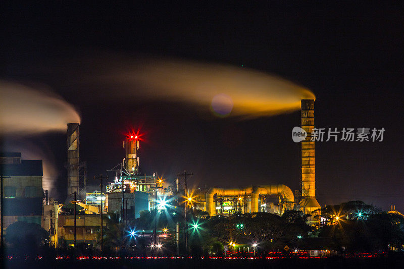 夜晚的工厂与烟雾从塔出来