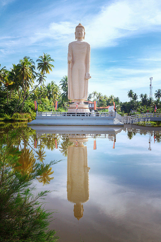 海啸纪念雕像，帕拉利亚村，旁边的希卡杜瓦，斯里兰卡。